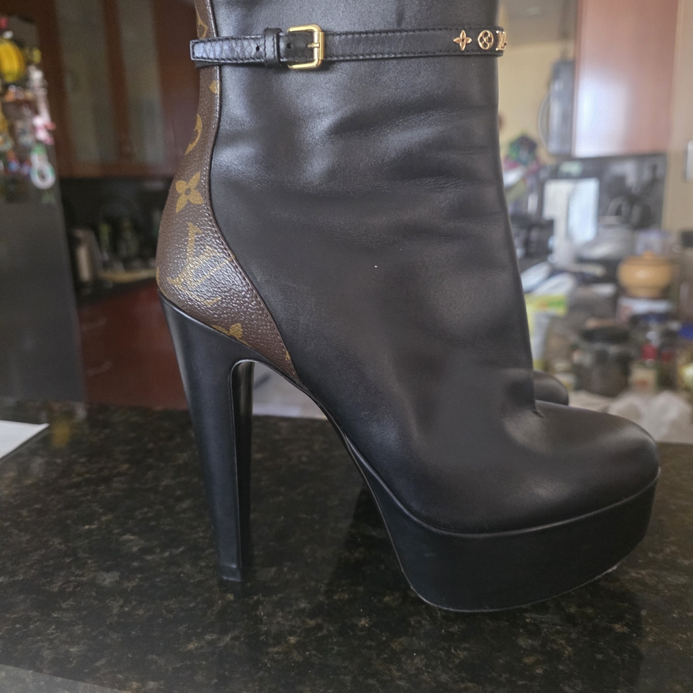 Louis Vuitton Afterglow platform ankle boots in black calfskin leather Sz 37